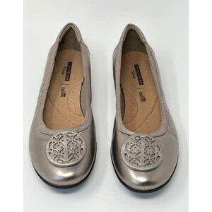 Collection by Clarks Women's Silver Gracelin Round Toe Slip On Leather Flats, 8M